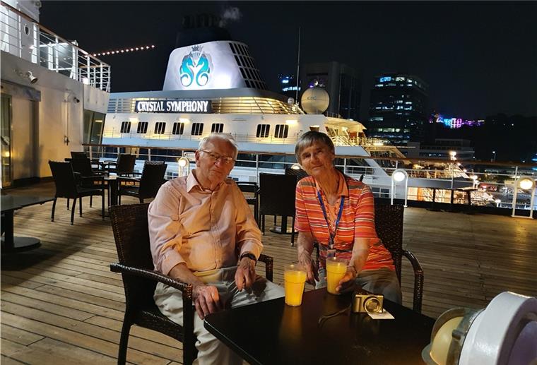 Beginn einer nicht alltäglichen Kreuzreise: Dr. Dieter Strohmeyer und seine Ehefrau Helga an Bord der „Vasco da Gama“ im Hafen von Singapur.