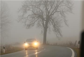 Behindert Nebel, Schneefall oder Regen die Sicht erheblich, dann ist laut Straßenverkehrsordnung auch am Tage mit Abblendlicht zu fahren.