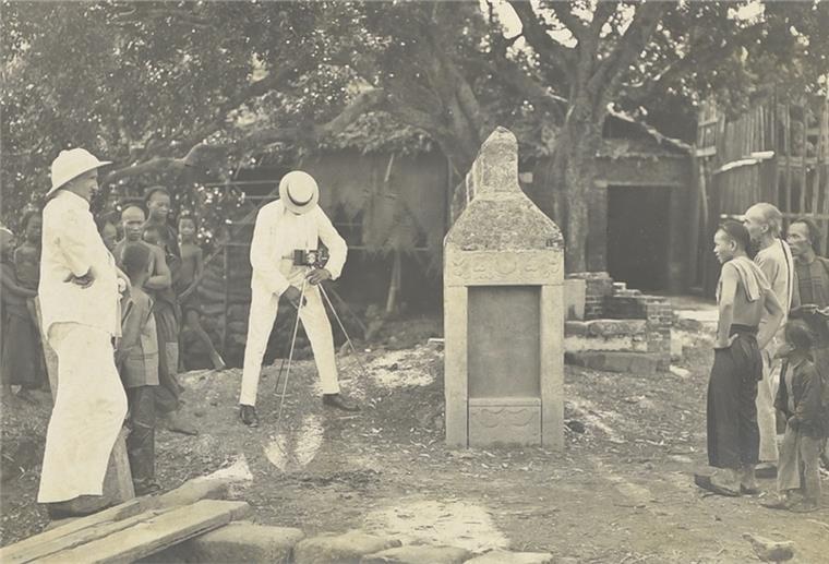 Bremerhaven: Ausstellung zeigt koloniale Arroganz „Behne und Brunswig auf Entdeckungsfahrt“ ist diese Aufnahme aus dem Erinnerungsalbum des Korvettenkapitäns Hermann Brunswig (1904 – 1914) betitelt, auf der sich ein deutscher Marineoffizier in China in überheblicher Siegerpose inszeniert.