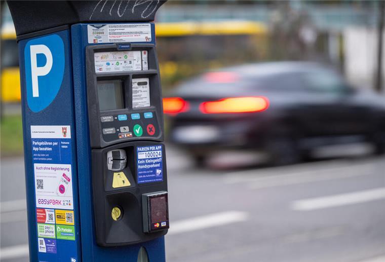Betrugsmasche: Gefälschte QR-Codes an Parkautomaten ARCHIV - 02.02.2024, Berlin: Behörden warnen vor Betrügereien an Parkautomaten, bei denen Kriminelle echte QR-Codes überkleben. (zu dpa: «Polizei warnt vor gefälschten QR-Codes an Parkautomaten») Foto: Monika Skolimowska/dpa/dpa-tmn +++ dpa-Bildfunk +++