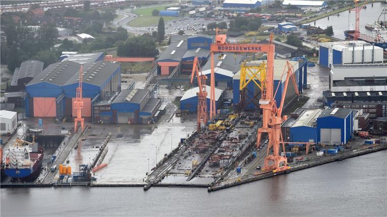Behördenschiffe und Fähren dürfen künftig auf einer Werft im ostfriesischen Emden abgewrackt und recycelt werden. (Archivbild)