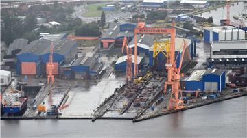 Behördenschiffe und Fähren dürfen künftig auf einer Werft im ostfriesischen Emden abgewrackt und recycelt werden. (Archivbild)
