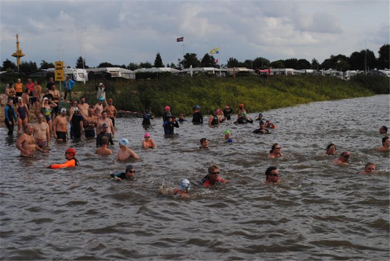 Allmers-Schwimmen 2016: Kühn geht’s ins kühle Weserwasser Bei 21 Grad Außentemperatur, heiter bis wolkigem Himmel und schwachem Westwind erfolgte am Sandstedter Fähranleger der Start zum achten Allmers-Schwimmen