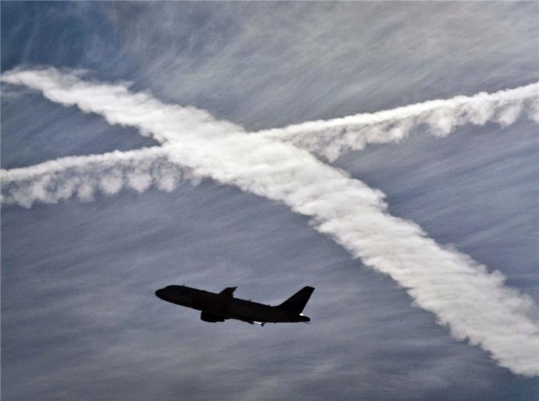 Am Himmel über der Wesermarsch ist höllisch was los Bei 36 Prozent der 160 Flugbewegungen handelte es sich um Flugzeuge, die entweder auf dem Flughafen in Hamburg gestartet waren oder im Begriff waren, dort zu landen.