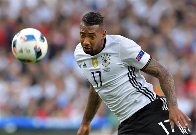Bei Abwehrchef Jérome Boateng und seinen Kollegen ist die Zuversicht groß, dass Deutschland gegen Nordirland gewinnt und ins EM-Achtelfinale einzieht.  Foto Kneffel/dpa