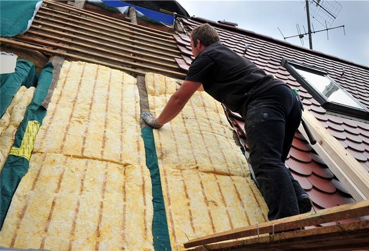 Energieberater schreibt Altbauten nicht ab Viele Dämmstoffe lassen sich in Mattenform verarbeiten.