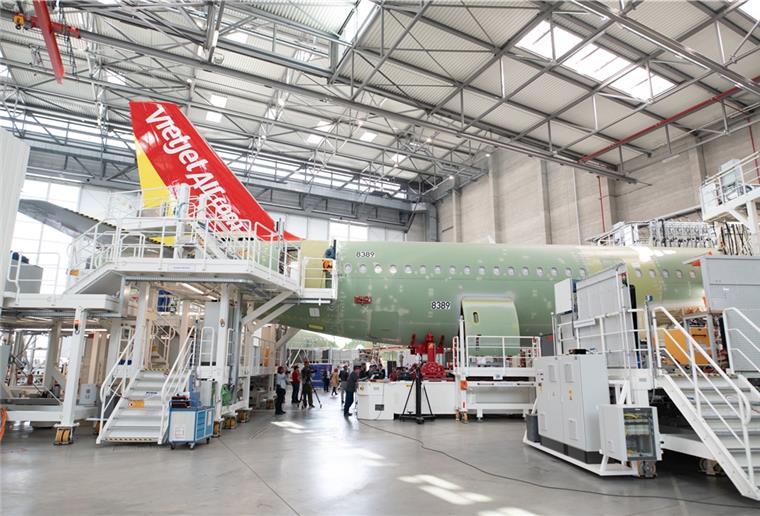 Airbus will Tausende Stellen abbauen Bei Airbus werden wohl Tausende Stellen abgebaut.