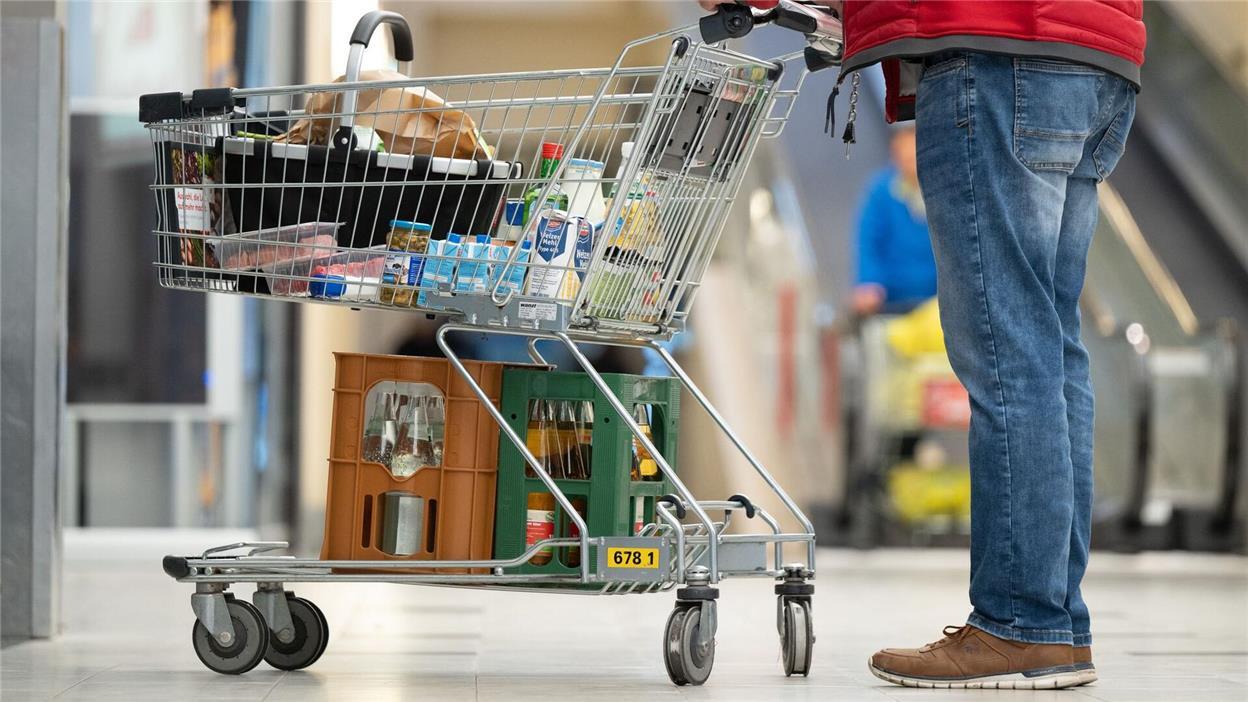 Halbvoller Einkaufswagen