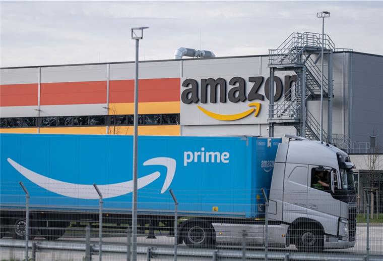 Corona-Ausbruch bei Amazon in Garbsen Ein LKW steht auf dem Gelände vom Amazon-Sortierzentrum in Garbsen