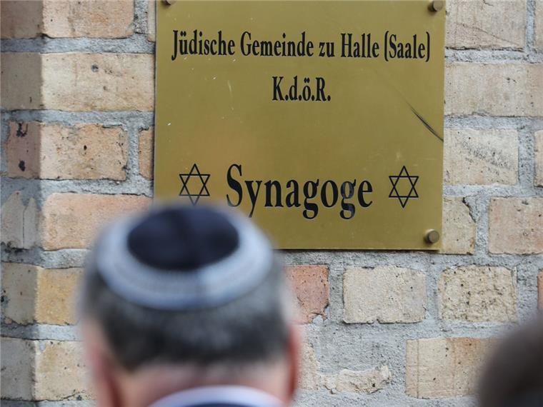 Nach Schüssen in Halle: Jüdische Gemeinde in Bremerhaven erschüttert Bei Angriffen mitten in Halle an der Saale in Sachsen-Anhalt sind am Mittwoch vor einer Synagoge und in einem Döner-Imbiss zwei Menschen erschossen worden.