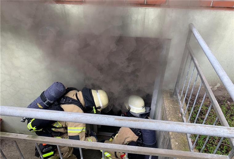 Kellerbrand in Lehe: Zwei Wohnhäuser ohne Strom und unbewohnbar Bei Ankunft am Mehrfamilienhaus in der Goethstraße/Ecke Meidestraße trat aus dem Kellerbereich schwarzer Rauch hervor.