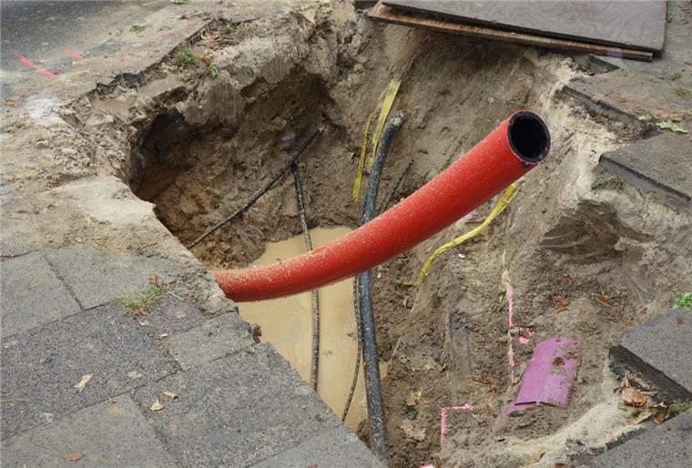 Wulsdorf: Gasleck legt Verkehr auf Weserstraße lahm Bei Arbeiten in der Weserstraße in Wulsdorf wurde eine Gasleitung beschädigt.