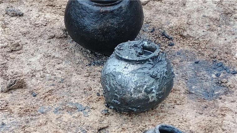 Archäologen finden in Emden Töpfe aus dem Mittelalter Bei Ausgrabungen in Emden haben Archäologen mehrere kugelförmige Töpfe gefunden.