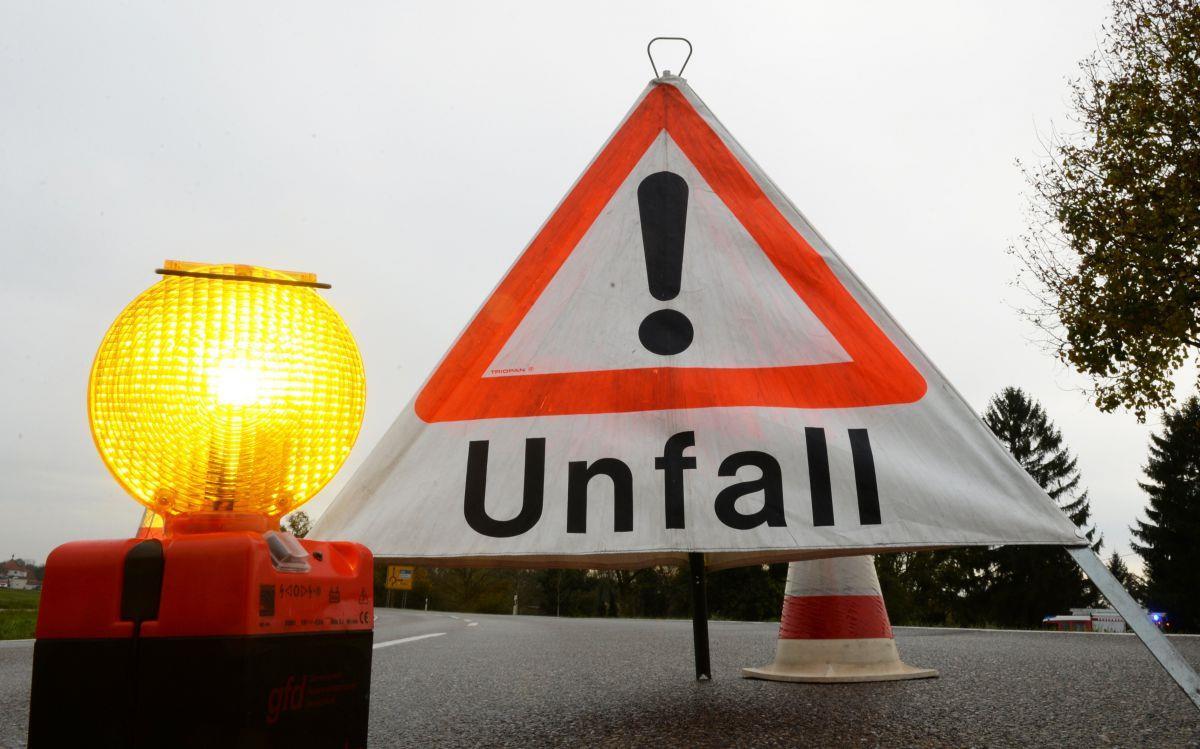Unfall bei Bad Bederkesa: Vater und Sohn sterben in Auto Bei Bad Bederkesa ist es heute zu einem tragischen Autounfall gekommen.