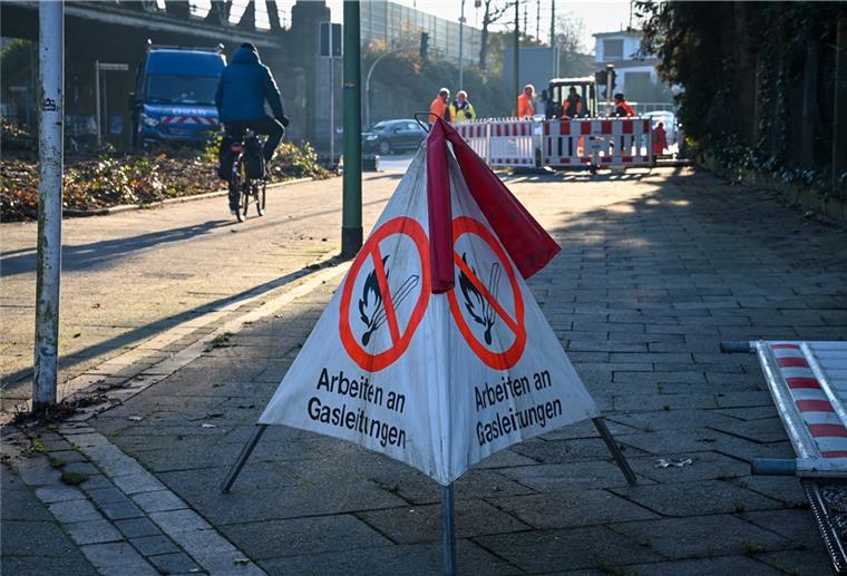 Nach Gasaustritt: Polizei gibt Entwarnung, Sperrung aufgehoben Bei Bauarbeiten wurde eine Gasleitung beschädigt, woraufhin die Kreuzung Cherbourger Straße/Langener Landstraße gesperrt wurde.