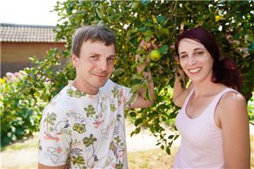 Bei "Bauer sucht Frau" kommen sich Christopher (30) und seine Jenny (32, Hausfrau aus Nordrhein-Westfalen) beim Gülle mixen näher.