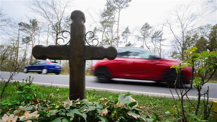 Bei Baumunfällen und unter jungen Erwachsenen gab es 2024 mehr Tote auf den niedersächsischen Straßen. (Symbolbild)