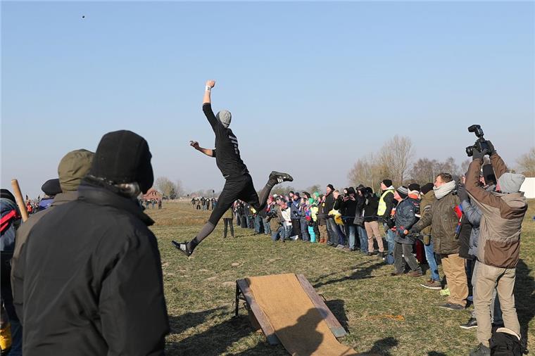 Stollhamm: Oldenburger Klootschießer zeigen es den Ostfriesen im Feldländerkampf Bei bestem Klootschießer-Wetter tummelten sich etliche Zuschauer um das Wettkampfgelände in Stollhamm. Die meisten von ihnen bejubelten am Ende den Sieg der Oldenburger.