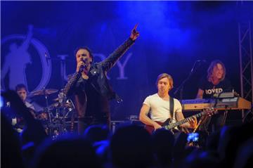 Bei bestem Open-Air-Wetter – wenn auch etwas kühler – ließ die Dresdener Tribute-Band MerQury mit Hits von Queen noch einmal Sommerstimmung im Schaufnster Fischereihafen in Bremerhaven aufkommen.