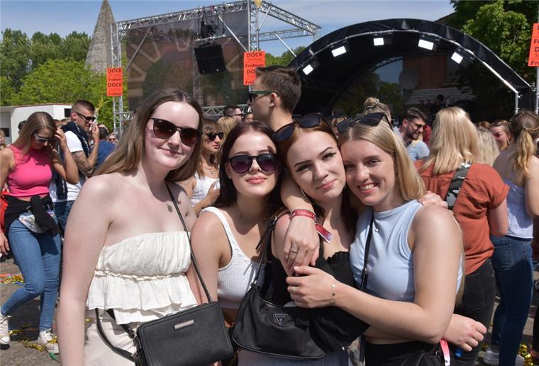 Bei bestem Wetter feiern Timea Fendt, Greta Bode, Celina Rausch und Lea Sablotny.