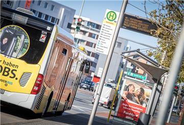 Ein Linienbus an einer Haltestelle in Bremerhaven