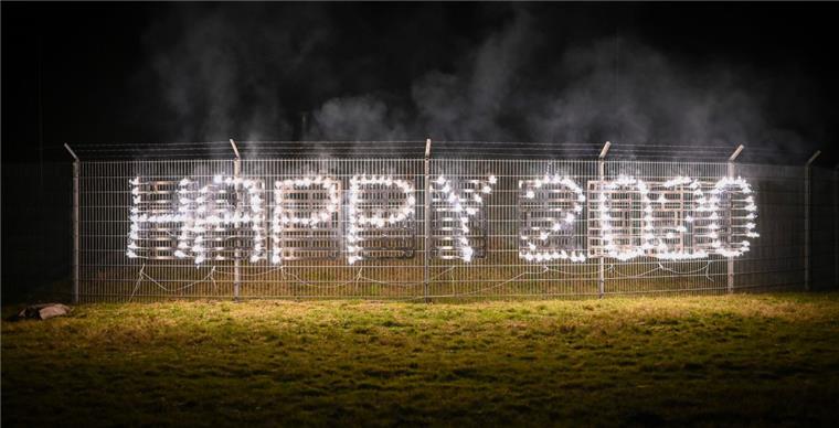Probeschießen in Bremerhaven: Comet zündet Feuerwerk "Happy 2020" leuchtet mithilfe von Pyrotechnik in Bremerhaven-Weddewarden.
