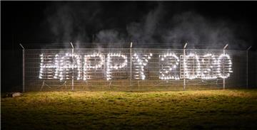 "Happy 2020" leuchtet mithilfe von Pyrotechnik in Bremerhaven-Weddewarden.