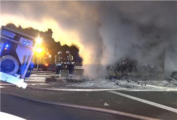 Löscharbeiten bei Lkw-Brand