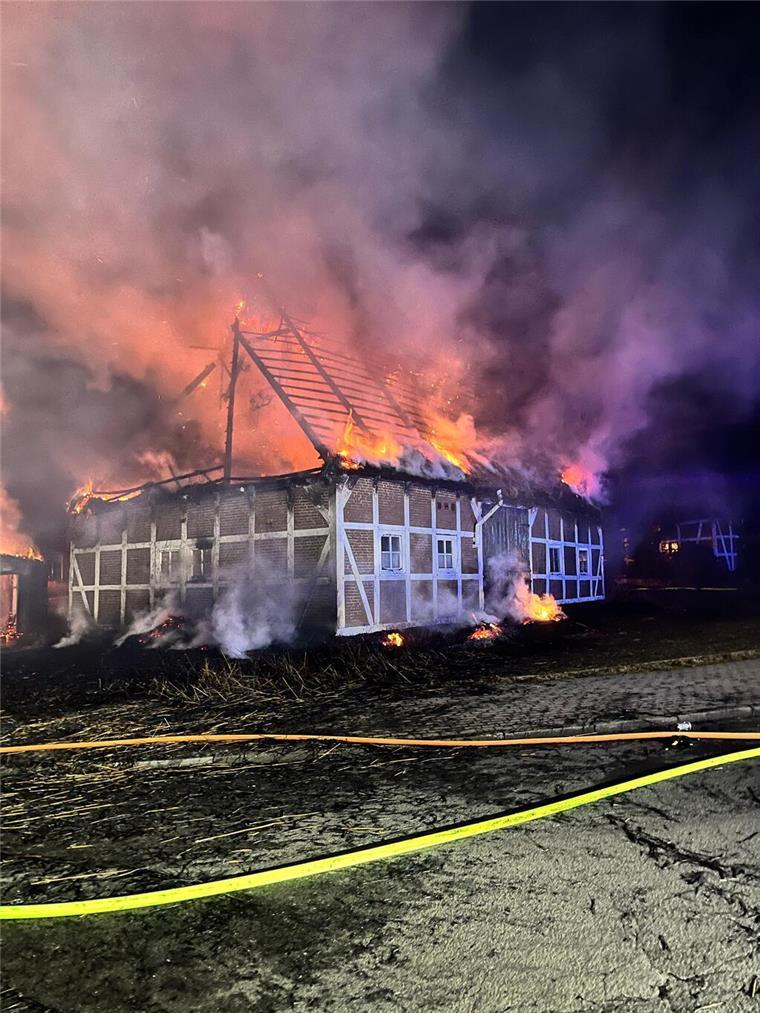 Millionen-Schaden: Historische Reetdachhäuser bei verheerendem Feuer zerstört Ein Haus brennt. Bei dem Feuer wurden historische Reetdachhäuser zerstört.