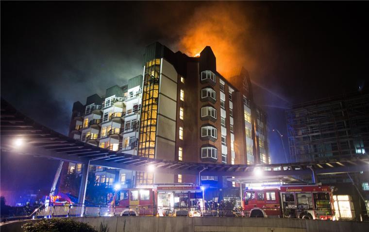 Zwei Tote bei Brand in Bochumer Krankenhaus Bei dem Großbrand in dem Krankenhaus sind nach Angaben der Feuerwehr zwei Menschen ums Leben gekommen.