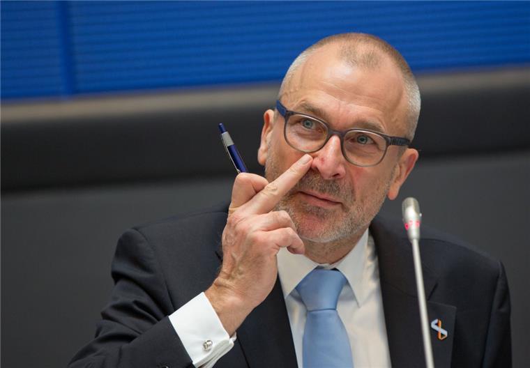 Drogenbesitz: Grünen-Abgeordneter Beck legt Ämter nieder Bei dem innenpolitischen Sprecher von Bündnis 90/Die Grünen, Volker Beck, soll laut Bild-Zeitung Crystal Meth gefunden worden sein. Er ist von seinen Ämtern zurückgetreten.