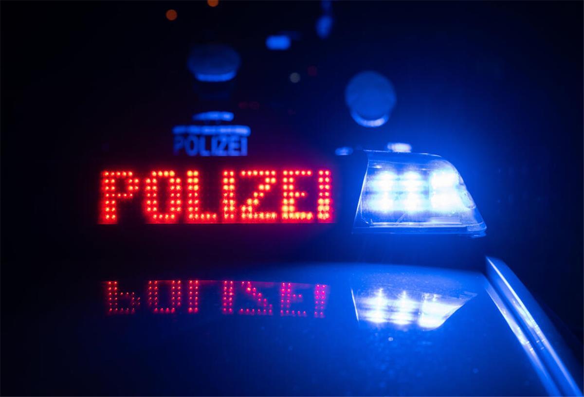 Bei dem jungen Fahrer handelt es sich um einen Fahranfänger. Sein Auto wurde beschlagnahmt.
