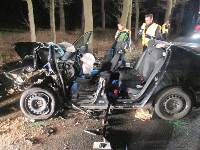 Bei dem schlimmen Unfall auf der B71 zwischen Selsingen und Bevern wurde das Auto komplett zerstört.