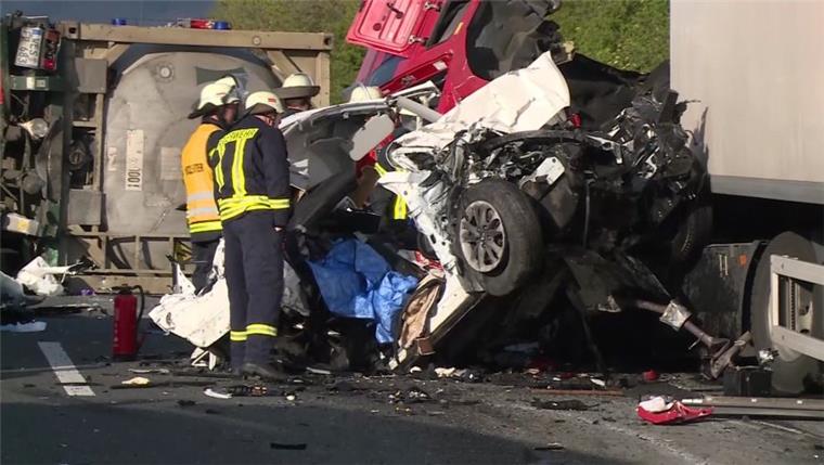 Laster kippt auf Auto: Mutter und Sohn (10) sterben Bei dem schweren Unfall auf der A2 sind zwei Personen ums Leben gekommen.