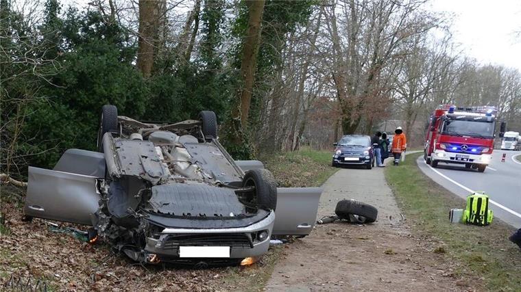Nach schwerem Unfall bei Hemmoor: Jetzt herrscht traurige Gewissheit Ein Auto liegt nach einem schweren Unfall auf dem Dach. Im Hintergrund ist ein Fahrzeug der Feuerwehr zu sehen.