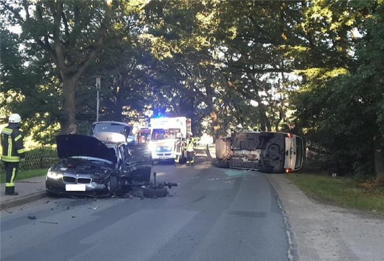 Frontalzusammenstoß in Elmlohe: Frau (55) schwebt zunächst in Lebensgefahr! Bei dem schweren Verkehrsunfall in Elmlohe wurde eine 55-jährige Frau lebensgefährlich verletzt.