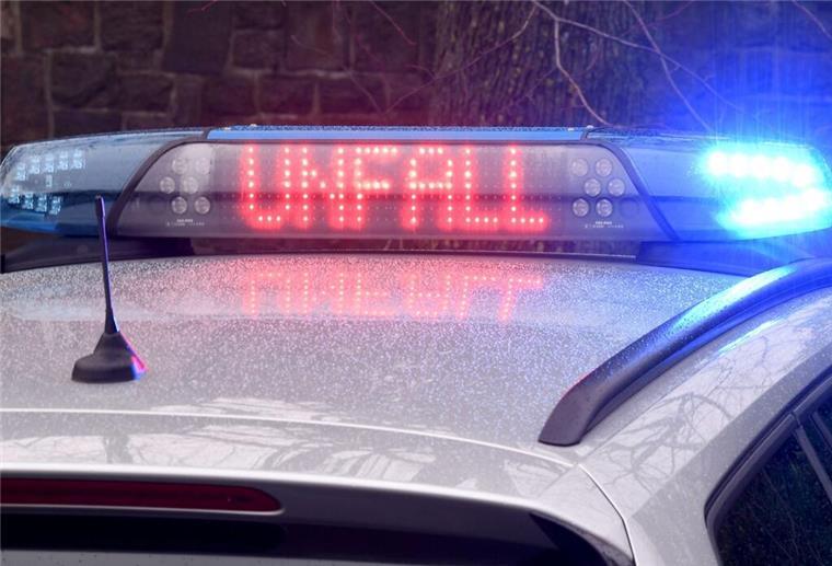 Junge Motorradfahrerin bei Unfall schwer verletzt Die Leuchtschrift „Unfall“ auf dem Dach eines Polizeiwagens.
