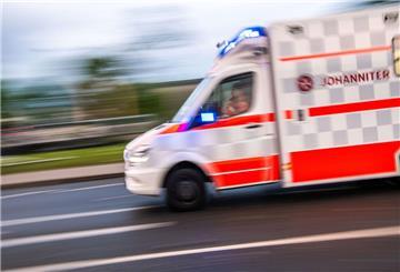 Ein Rettungswagen auf Einsatzfahrt. Foto: Lino Mirgeler/dpa/Symbolbild