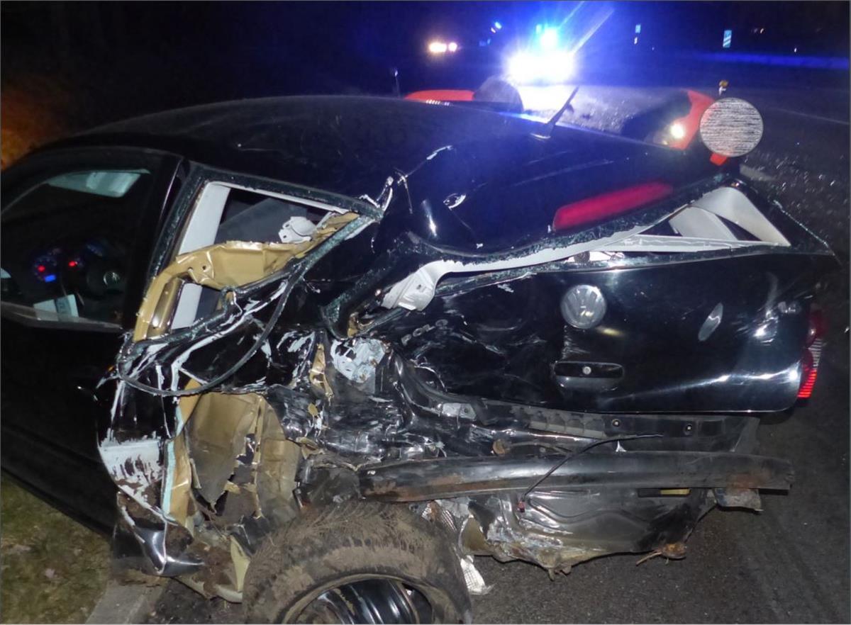 Autos kollidieren auf A27: Fahrer war abgelenkt Bei dem Unfall am Freitagabend auf der A27 wurde der VW-Polo einer 65-jährigen Frau vollständig zerstört. Die Frau wurde lebensgefährlich verletzt.