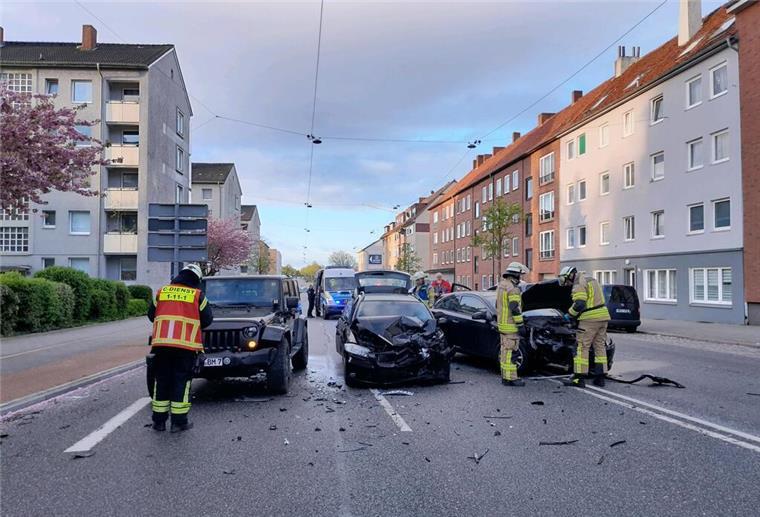 Kettenreaktion nach missglücktem Spurwechsel: Unfall auf der Georgstraße in Bremerhaven Bei dem Unfall an der Georgstraße waren fünf Pkws beteiligt. Eine Person wurde ins Krankenhaus gebracht.