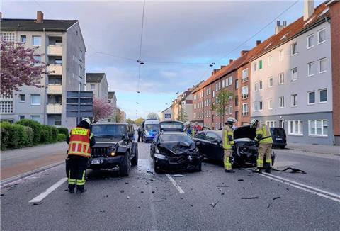 Bei dem Unfall an der Georgstraße waren fünf Pkws beteiligt. Eine Person wurde ins Krankenhaus gebracht.