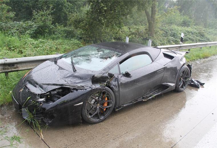 26-Jähriger baut mit gemietetem Lamborghini einen Unfall auf der A 27 Bei dem Unfall auf der A 27 entstand ein Sachschaden von mehr als 180.000 Euro.