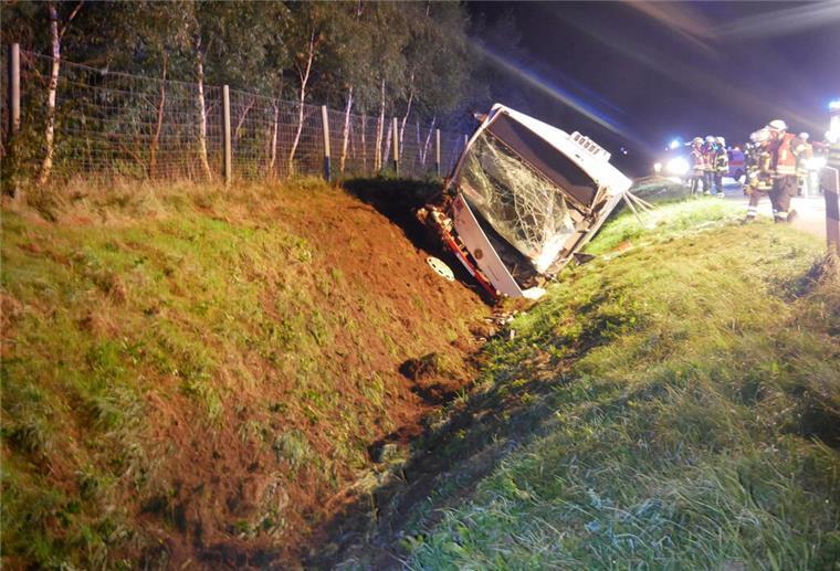 Heftiger Unfall auf der A1: Bus kracht auf Lkw und schleudert in den Graben Bei dem Unfall auf der A1 entstand insgesamt ein Schaden von geschätzt über 100.000 Euro.