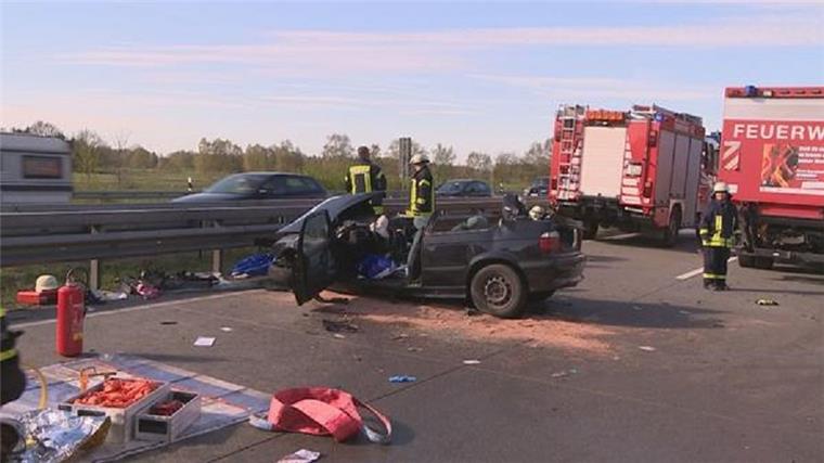 Bei dem Unfall auf der A1 kam eine Person ums Leben, drei Menschen wurden lebensgefährlich verletzt. 