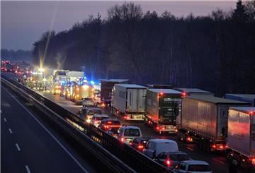 Fahrzeuge stauen sich nach Unfällen auf der Autobahn 1 bei Dinklage. Nach Unfällen sind dort zwei Menschen gestorben.