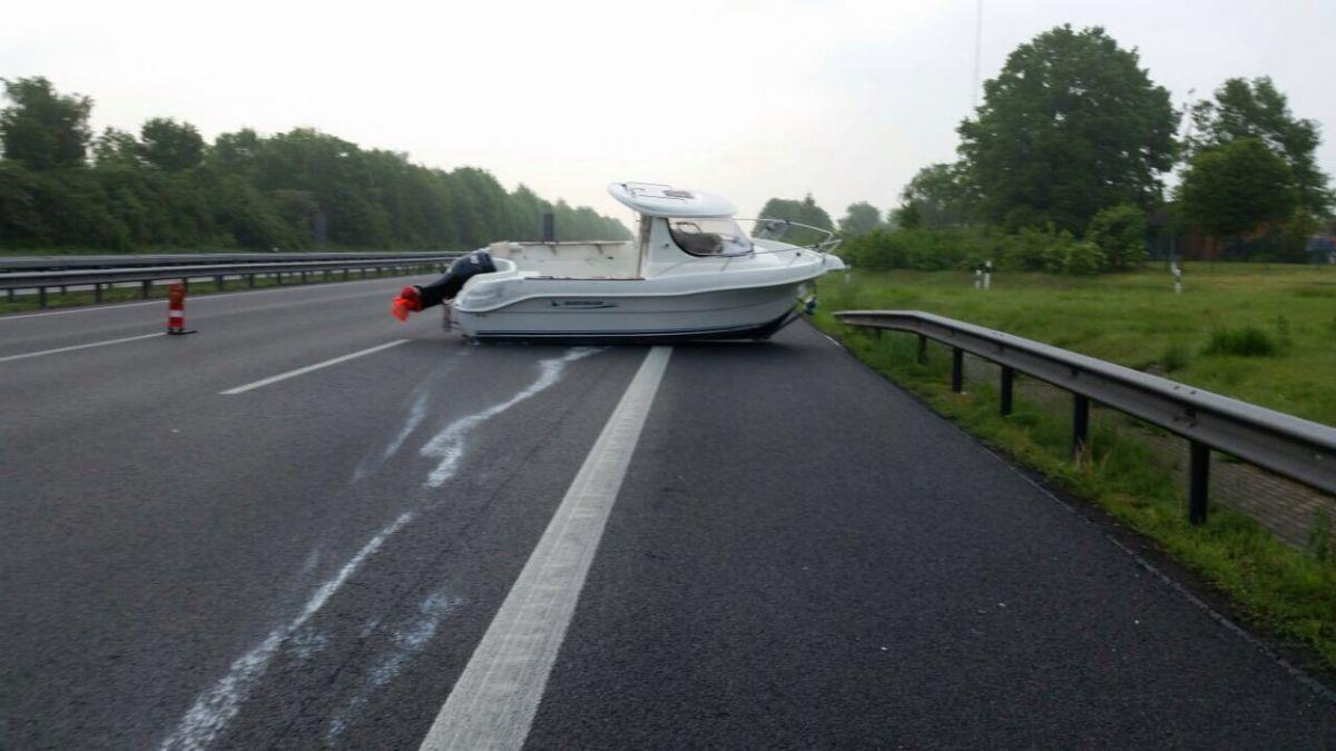 Zusammengefasst! Das war das Wochenende im nord24-Land Bei dem Unfall auf der A1 wurde ein Motorboot auf die Fahrbahn geschleudert.