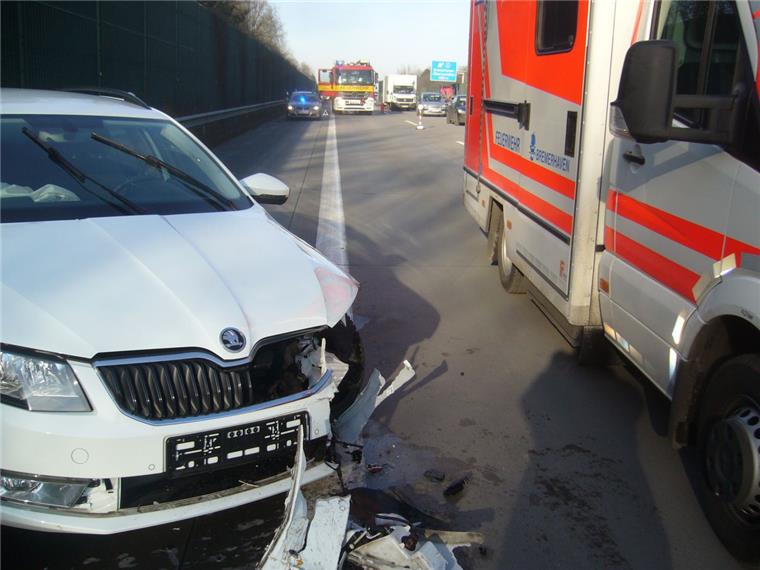 Bei dem Unfall auf der A27 entstand an dem Skoda Totalschaden.