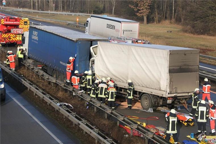 Bei dem Unfall auf der A27 verkeilten sich die beiden Lkw miteinander.
