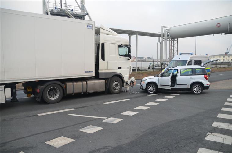 81-Jähriger verursacht Zusammenstoß mit Sattelzug Bei dem Unfall entstand ein hoher Sachschaden, der Sattelzug durfte nur noch bis zur nächsten Werkstatt weiterfahren.