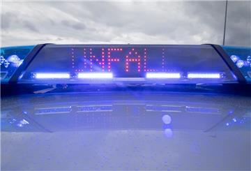 Die Leuchtschrift «Unfall» auf dem Dach eines Polizeiwagens